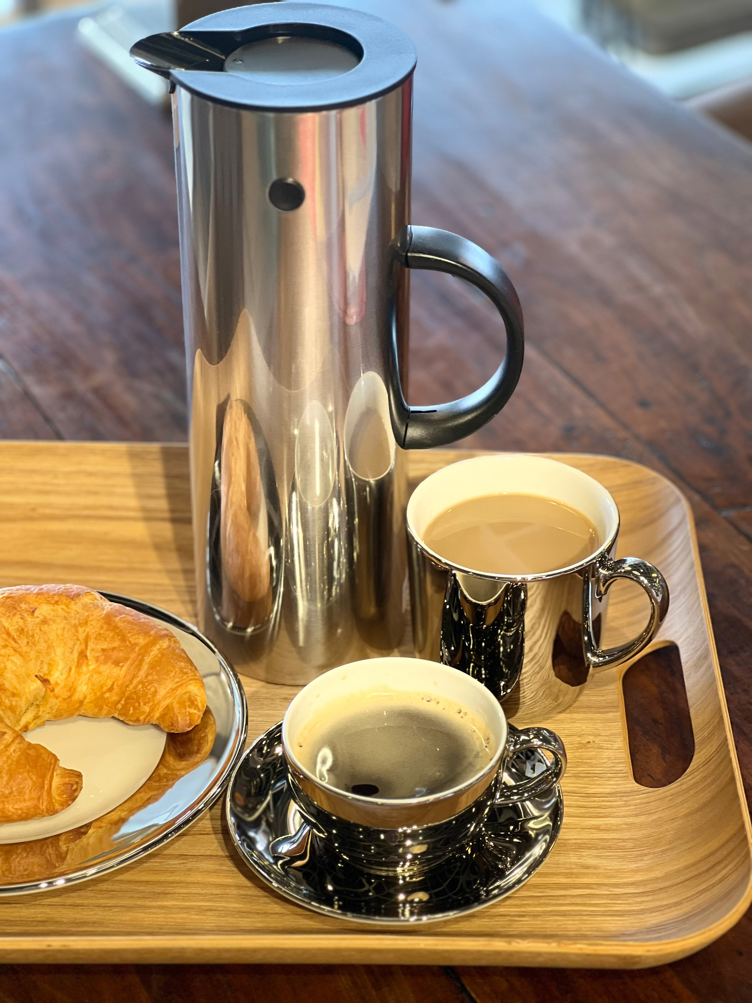 Dibbern – Solid Color Platin + Stelton Isolierkanne Edelstahl